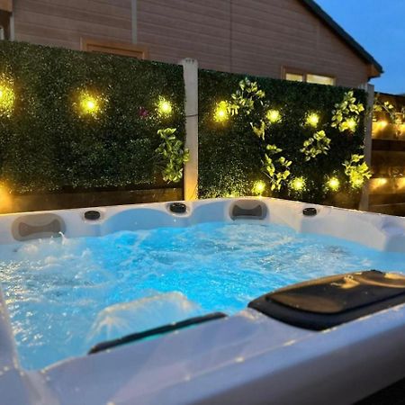 Elder Cabin With Hot Tub York Eksteriør billede