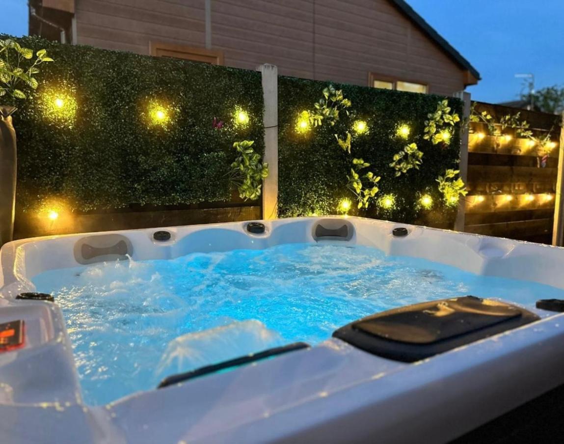 Elder Cabin With Hot Tub York Eksteriør billede